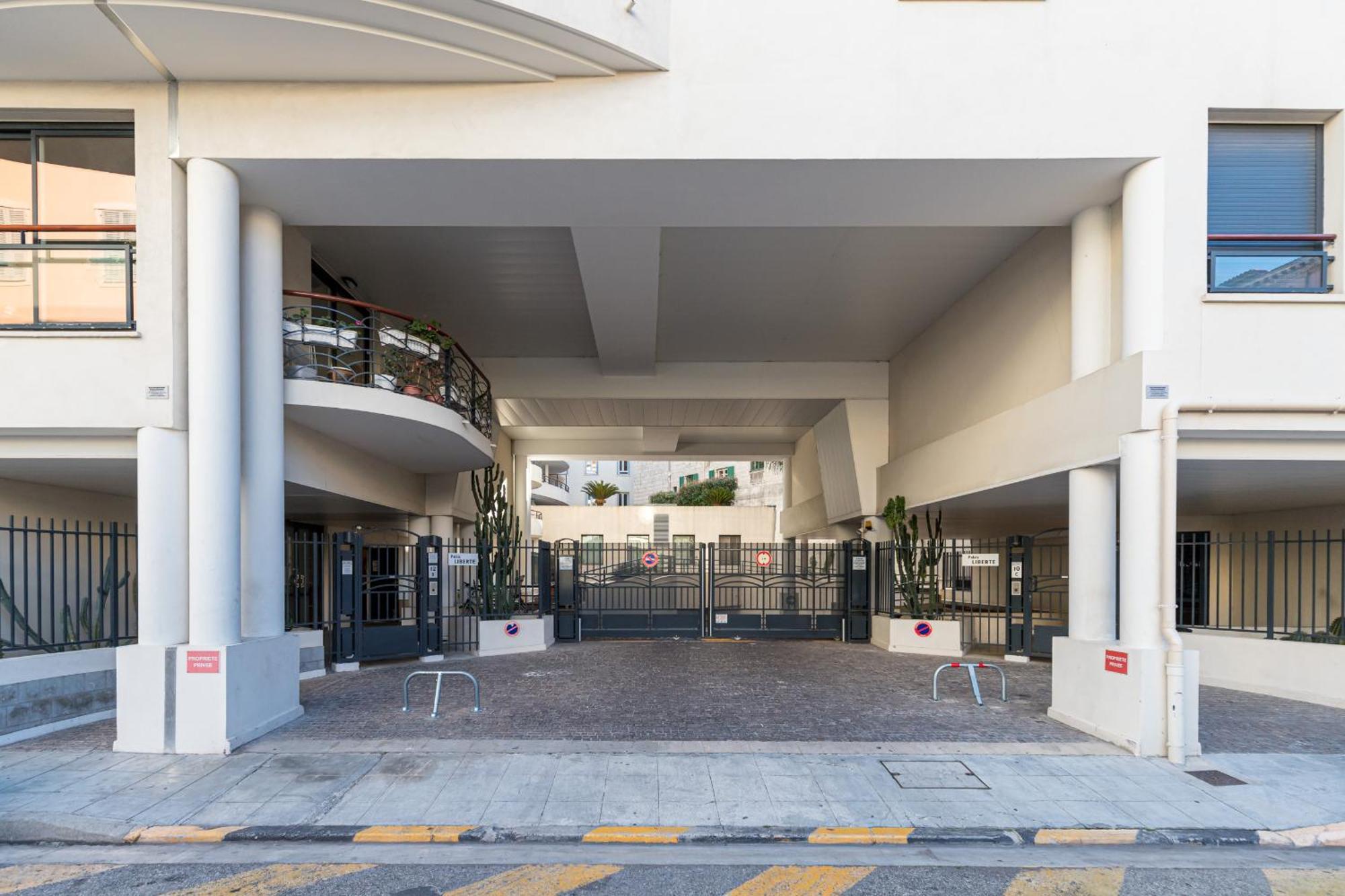 Nice 1 Bedroom Downtown Carre D'Or With Garage Bagian luar foto