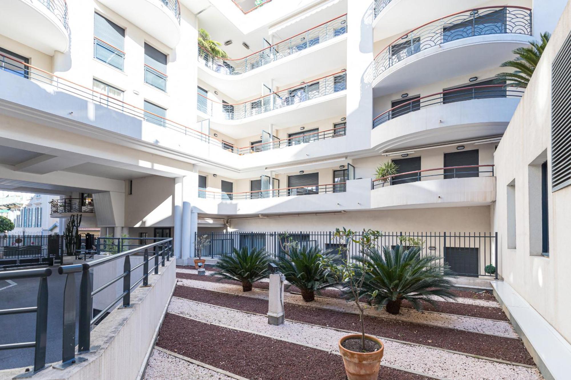 Nice 1 Bedroom Downtown Carre D'Or With Garage Bagian luar foto